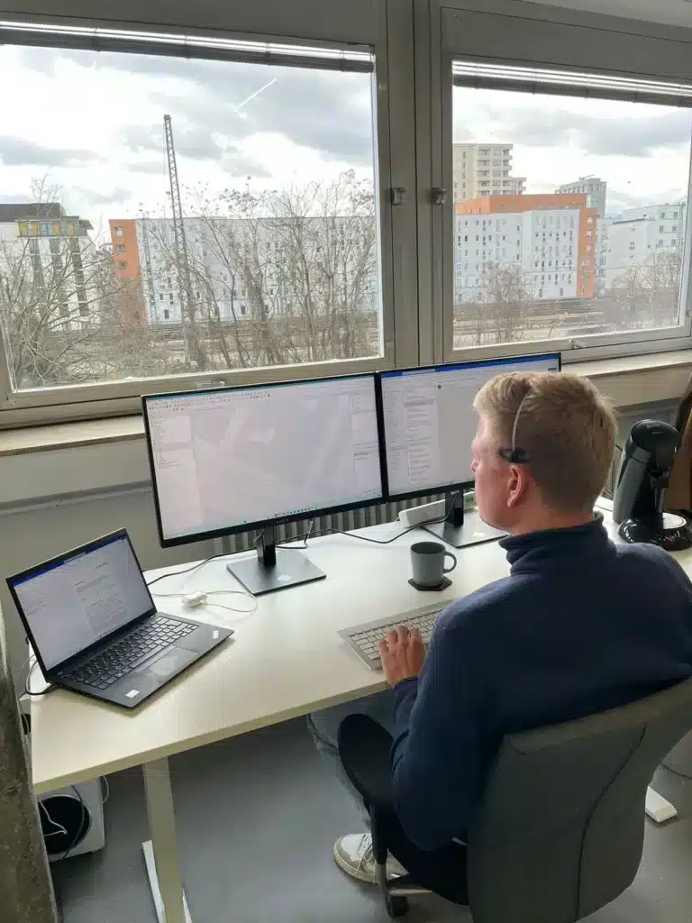 Ein Mitarbeiter beim Planen eines Trassenprojektes