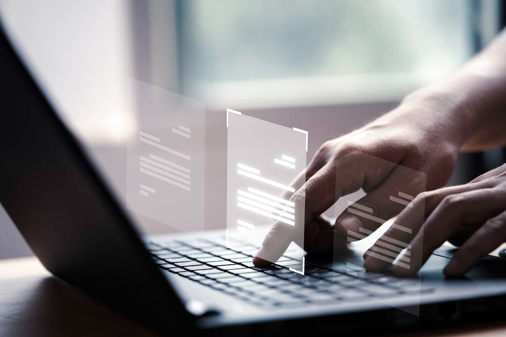 Nahaufnahme von Händen, die auf einer Laptop-Tastatur tippen, während darüber durchscheinende digitale Bildschirme schweben, was auf Online-Arbeit, Technologie oder virtuelle Kommunikation hindeutet – und die Bedeutung der „Leitungsauskunftspflicht“ für einen korrekten und vorschriftsmäßigen Informationsaustausch unterstreicht.