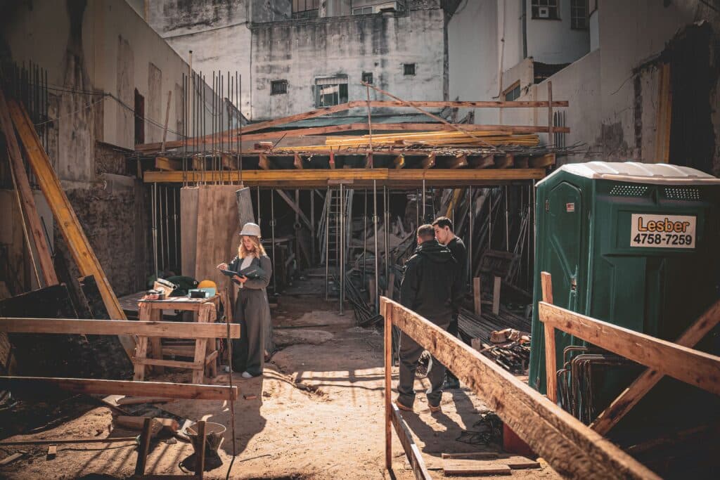 Menschen beim Vermessen einer Baustelle