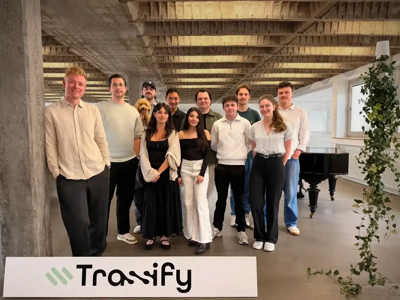 Mehrere Personen von Trassify auf einem Gruppenbild