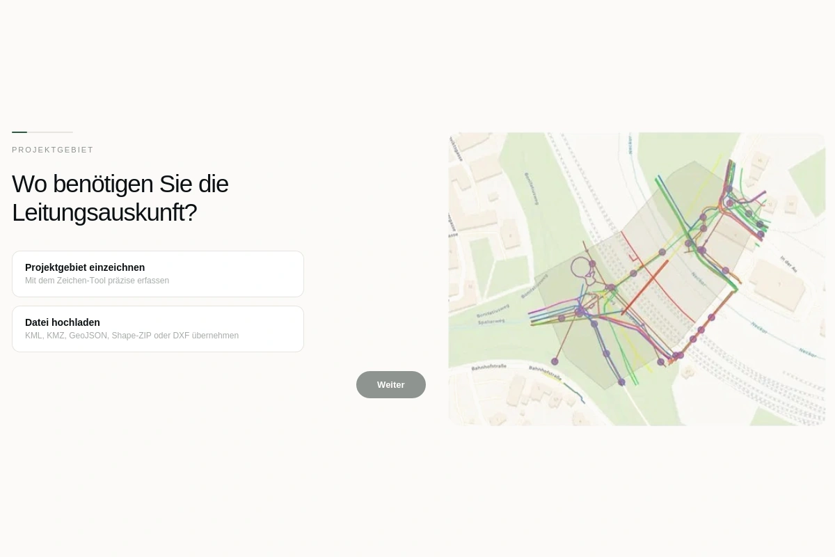 Auf einer deutschen Website wird gefragt, wo Informationen zu Versorgungsleitungen (Leitungsauskunft) benötigt werden. Dabei werden Optionen zum Einzeichnen eines Projektgebiets oder zum Hochladen einer Datei angeboten, zusammen mit einer Karte, auf der farbige Versorgungsleitungen über einem Stadtviertel eingeblendet sind.