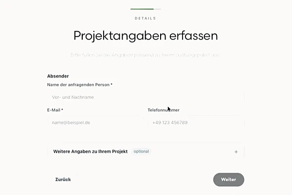 Ein deutsches Online-Formular mit dem Titel „Projektangaben erfassen“ fragt die Daten des Absenders ab, darunter Name, E-Mail-Adresse und Telefonnummer. Es gibt Felder für weitere Projektinformationen, wie beispielsweise den „Gesamttrassenplan“, sowie Navigationsschaltflächen mit den Bezeichnungen „Zurück“ und „Weiter“.