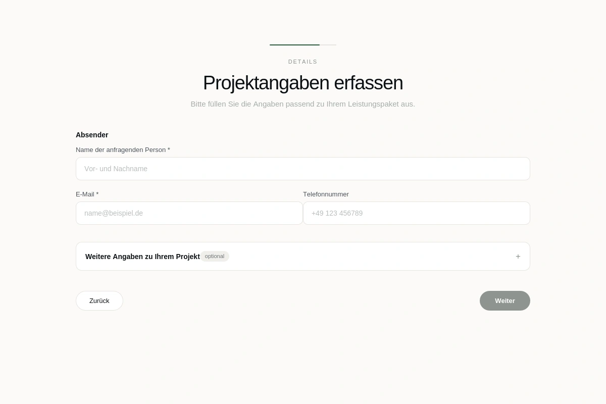 Ein deutsches Webformular mit dem Titel „Projektangaben erfassen“, das Felder für Name, E-Mail-Adresse, Telefonnummer sowie optionale Projektangaben – wie beispielsweise „Leitungsauskunft“ – und Schaltflächen mit den Bezeichnungen „Zurück“ und „Weiter“ enthält.