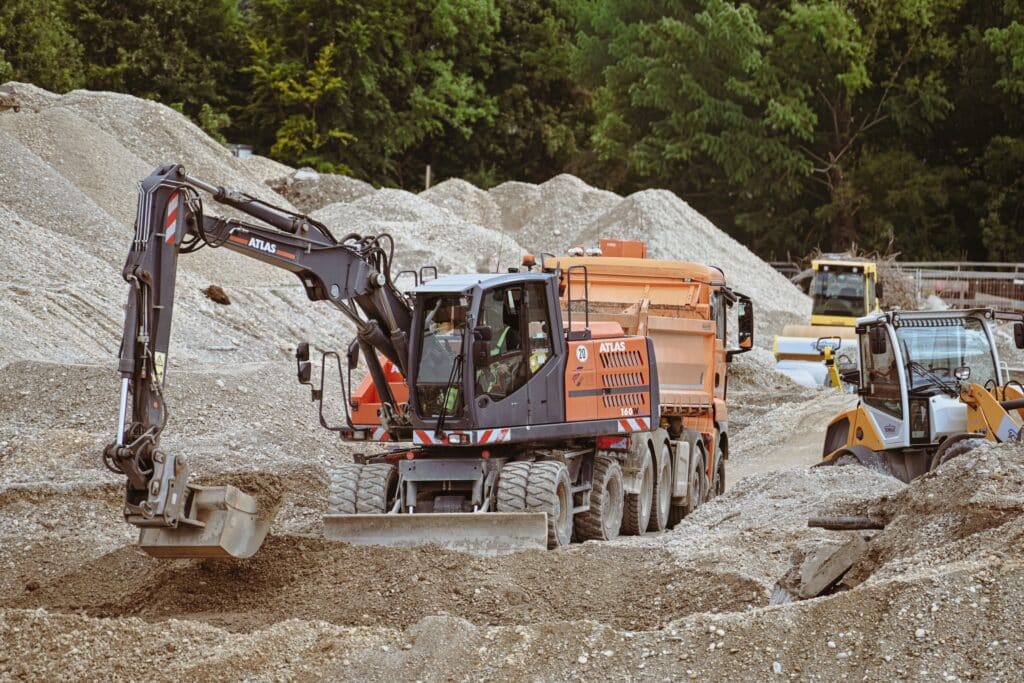 Ein Bagger auf einer Baustelle