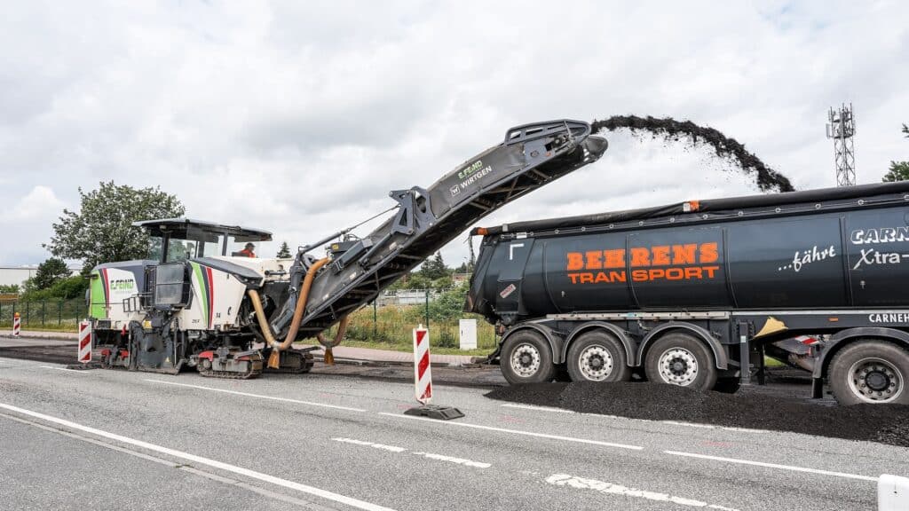 Ein Baustellenfahrzeug, was die Straße abfräst