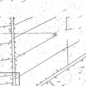 Schwarz-weißer Ausschnitt einer technischen Zeichnung mit diagonalen und vertikalen Linien, die mit der Nummer 19 beschriftet und an verschiedenen Stellen mit kleinen c-Buchstaben gekennzeichnet sind; der Hintergrund ist leicht gesprenkelt, was an die präzisen Unterlagen erinnert, wie sie häufig in Ingenieurbüros zu finden sind.