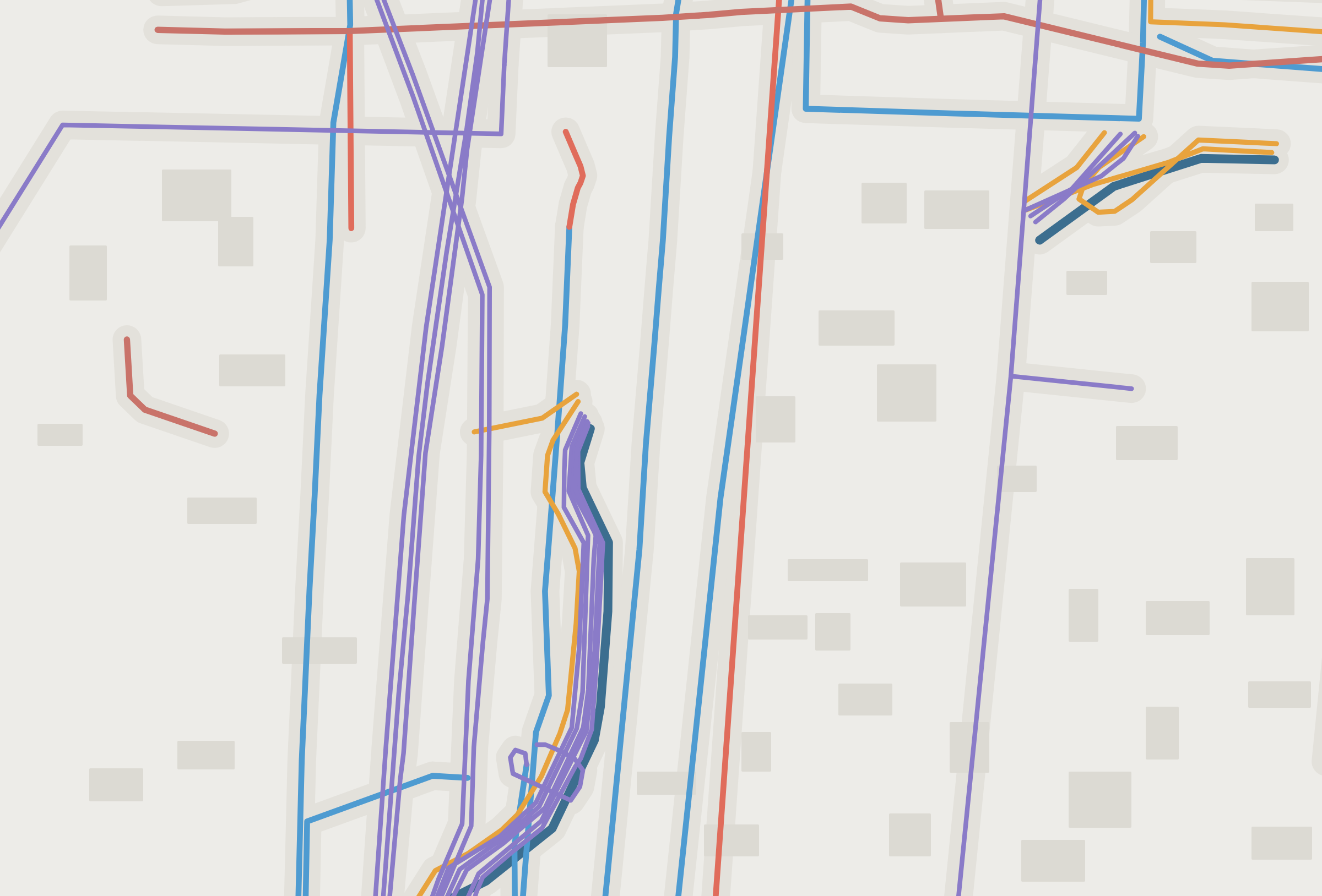 Eine vereinfachte Gesamttrassenplan-Karte mit farbigen, sich überlappenden Linien in Blau, Violett, Rot und Orange verläuft vertikal und horizontal auf weißem Hintergrund, auf dem hellgraue Quadrate verstreut sind.