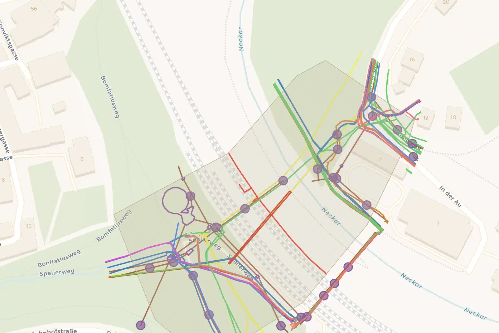 Eine digitale Karte mit sich kreuzenden farbigen Linien und Knotenpunkten über Straßen und Gebäuden, die möglicherweise Wege oder Routen in einem städtischen Gebiet darstellen, dient als umfassendes Instrument zur Planauskunft für die detaillierte Stadtplanung und das Infrastrukturmanagement.