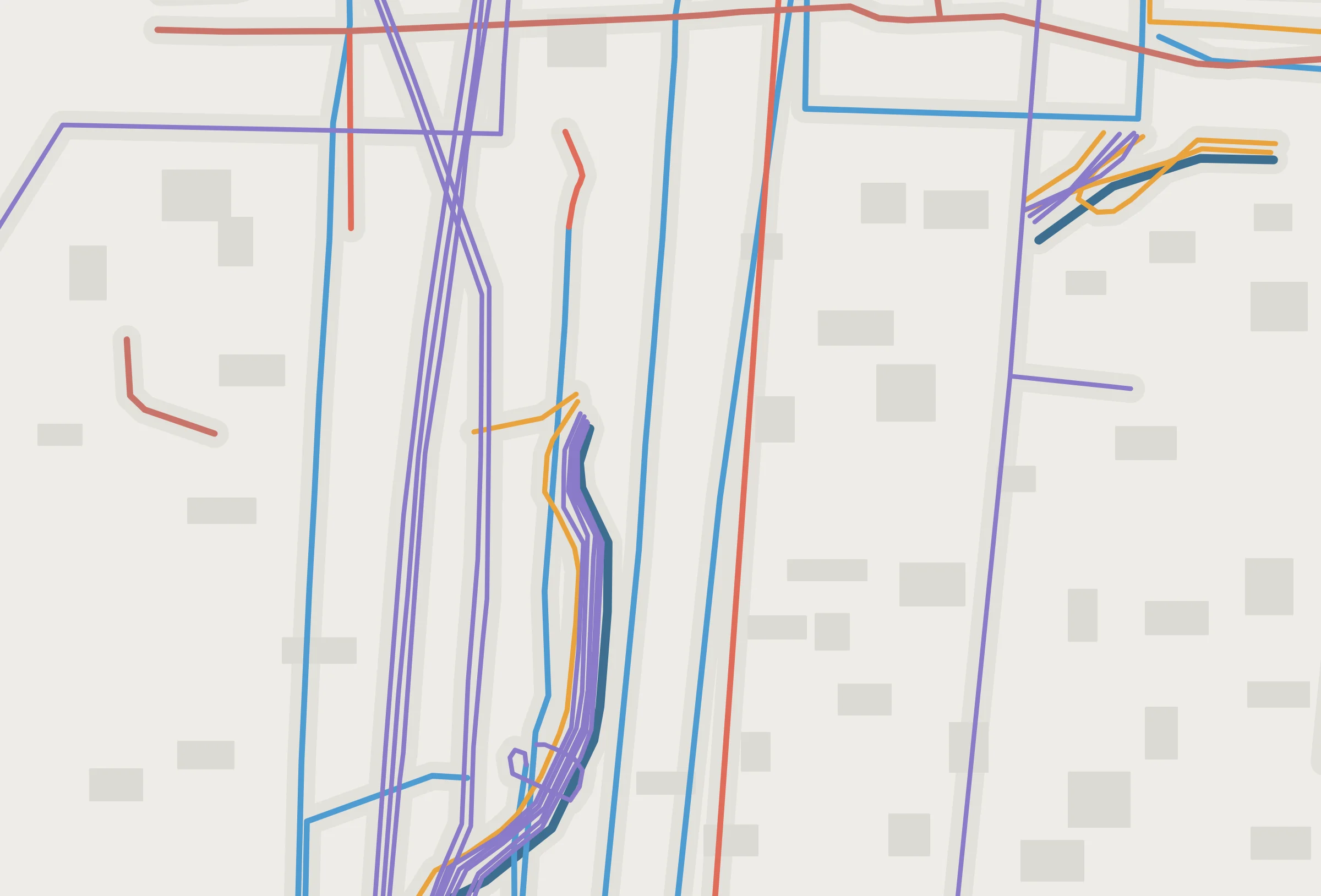 Ein Planausschnitt zeigt mehrere farbige Leitungstrassen, die sich unter einer Straße kreuzen.