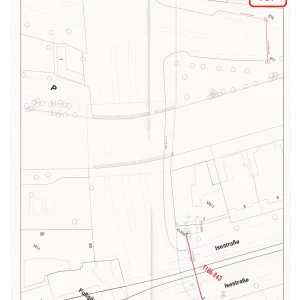 Schwarz-weiße Karte mit den Straßenbezeichnungen „Iserstraße“ und „Fußgänger“, Gebäuden, Wegen und einem rot markierten Bereich. In der oberen rechten Ecke befindet sich ein PDF-Symbol. Verschiedene Linien kennzeichnen Straßen, Wege, Grenzen sowie Angaben zur Leitungsauskunft als Referenz für die Infrastruktur.